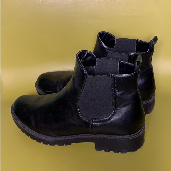 Black boots - Picture 1 of 3